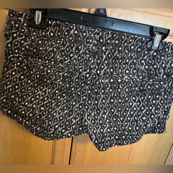 AEO 🌟 Black and White Patterned Shorts - Picture 14 of 14